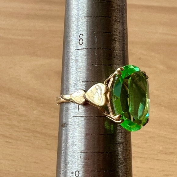 VINTAGE 9K GOLD URANIUM VASELINE GREEN GLASS RING HEARTS BAND ENGLISH HALLMARKS - Picture 9 of 16